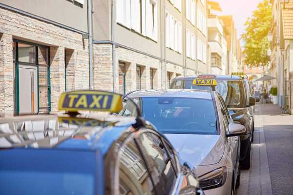 Taxischild auf dem Dach eines Taxis